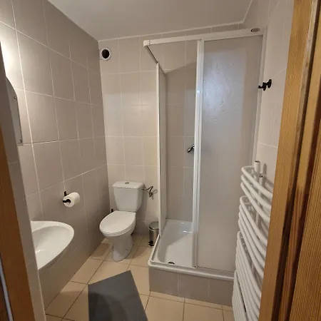 Pensión Pino House 3*