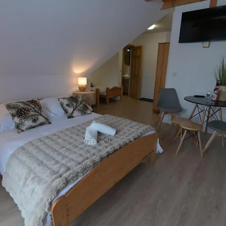 Pensión Pino House 3*