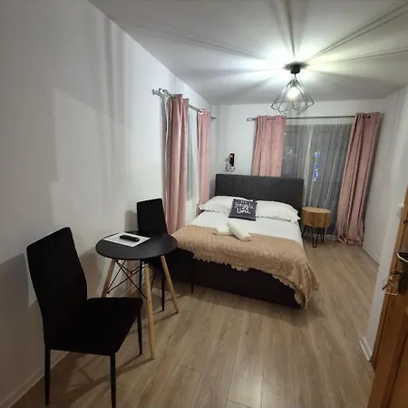 Pensión Pino House 3*